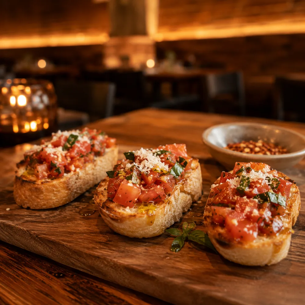 Arancini dorados servidos con salsa de tomate