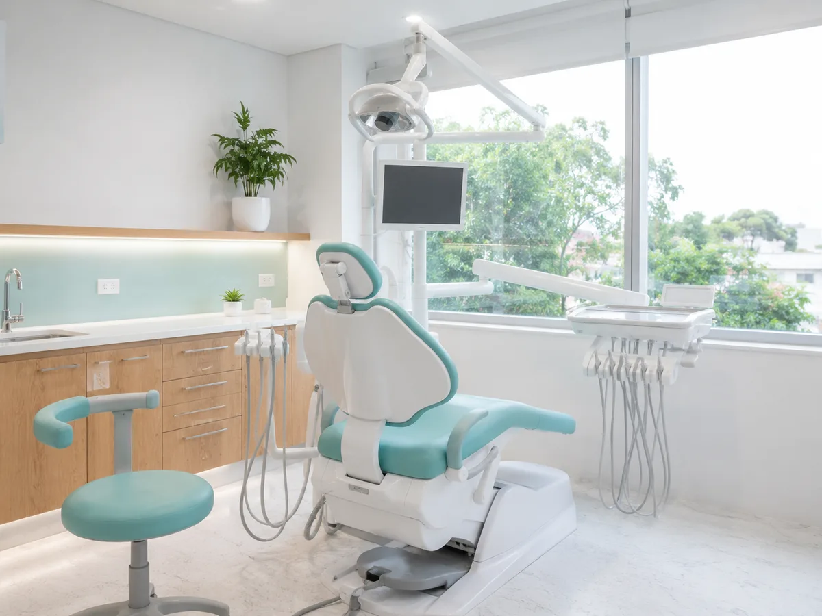 Consultorio equipado con sillón dental y luz natural