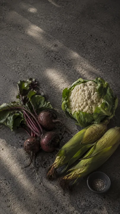 Betabel, coliflor y elote sobre piedra