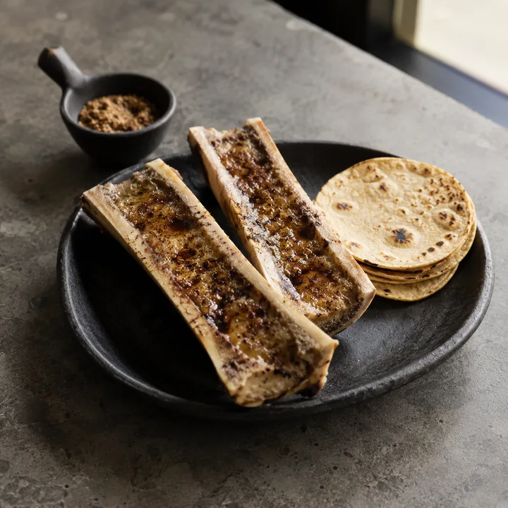Tuétano abierto con tortillas