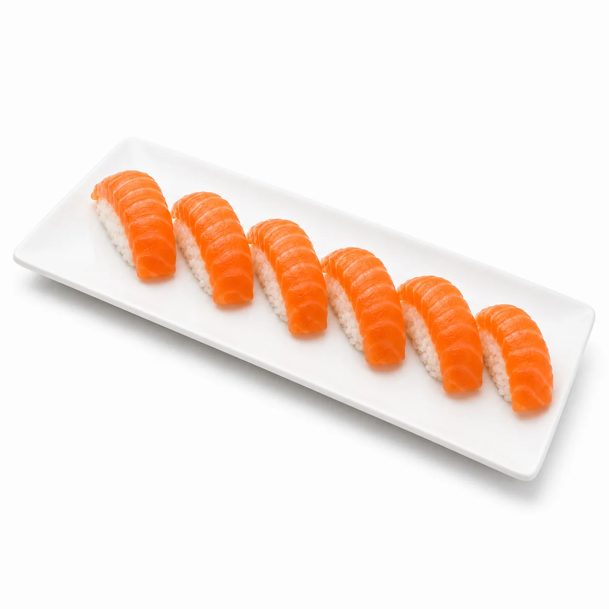 Nigiri de salmón dispuesto sobre una pieza de porcelana blanca