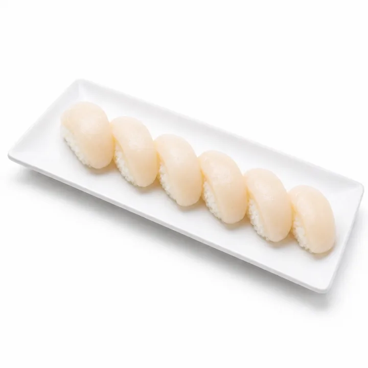 Nigiri de vieira sobre porcelana blanca