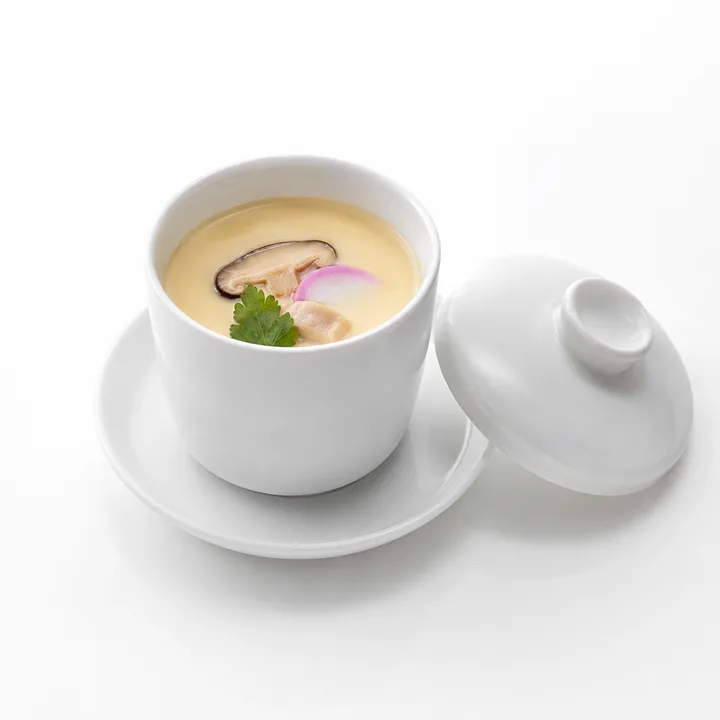 Chawanmushi servido en taza de porcelana